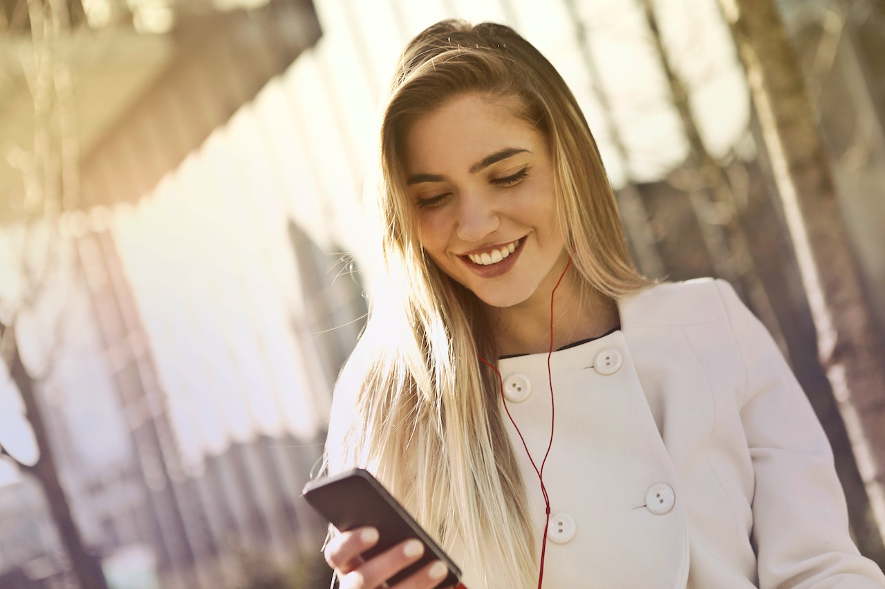 pexels-andrea-piacquadio-879117