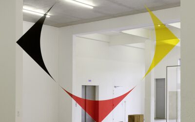 Felice Varini – Carré bleu, jaune, rouge et noir au disque blanc, 2017