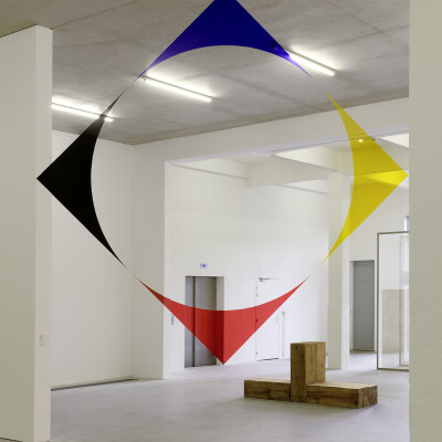 Felice Varini – Carré bleu, jaune, rouge et noir au disque blanc, 2017