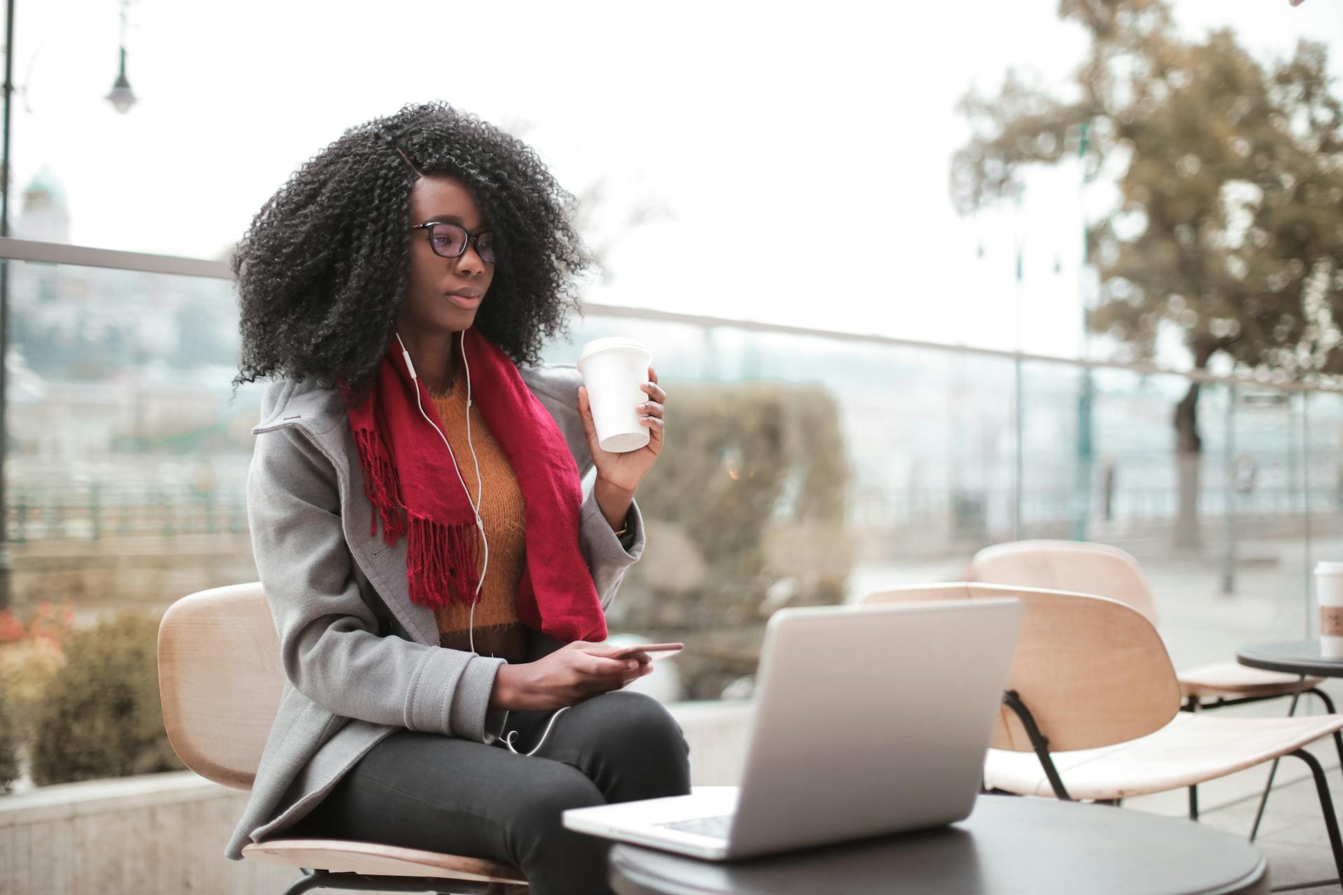 Académies en ligne et contenus « sur étagère » : promesses, limites et usages intelligents